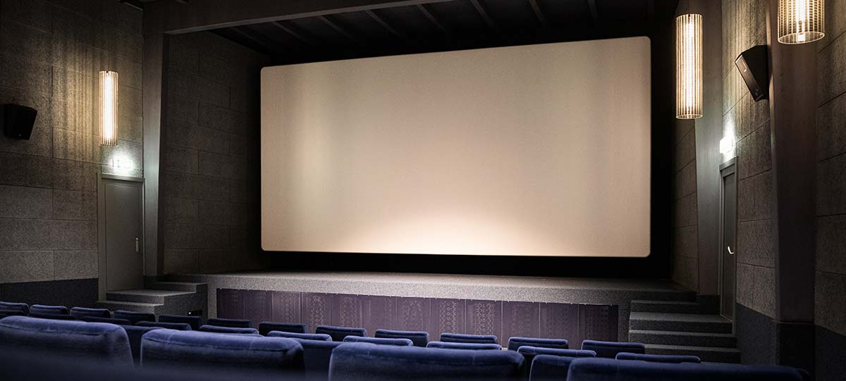 Blick auf die freischwebende Leinwand