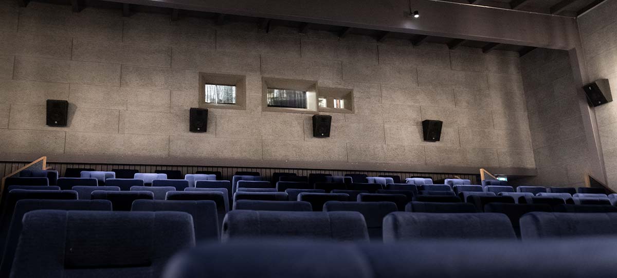 Aufgeräumte Rückwand Saal 1 mit Effekt-Lautsprechern